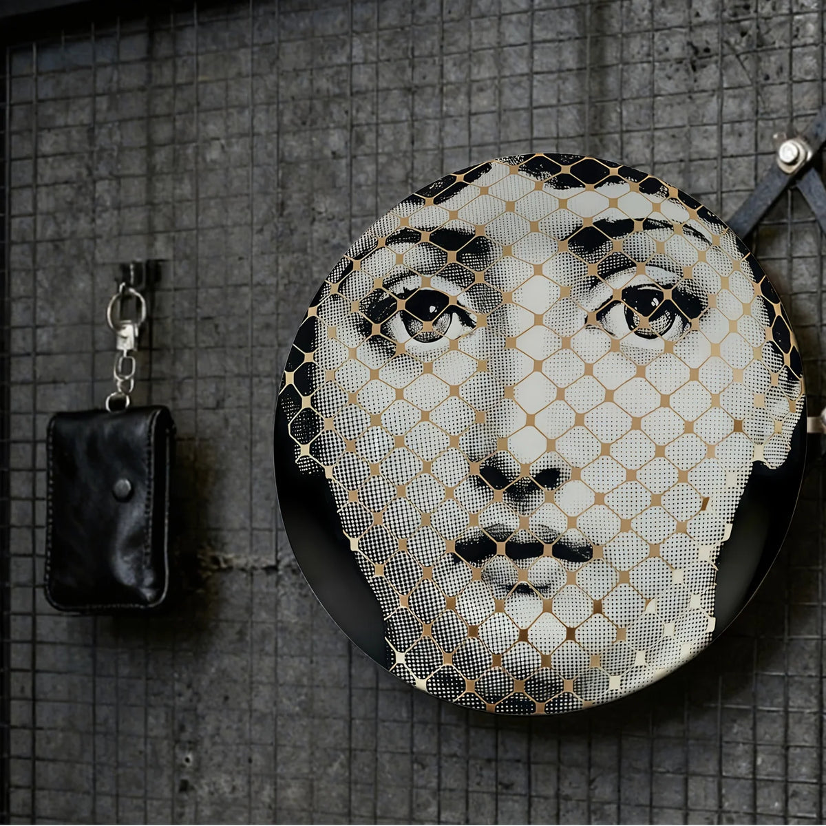 Assiette décorative dans une composition murale avec d'autres éléments décoratifs