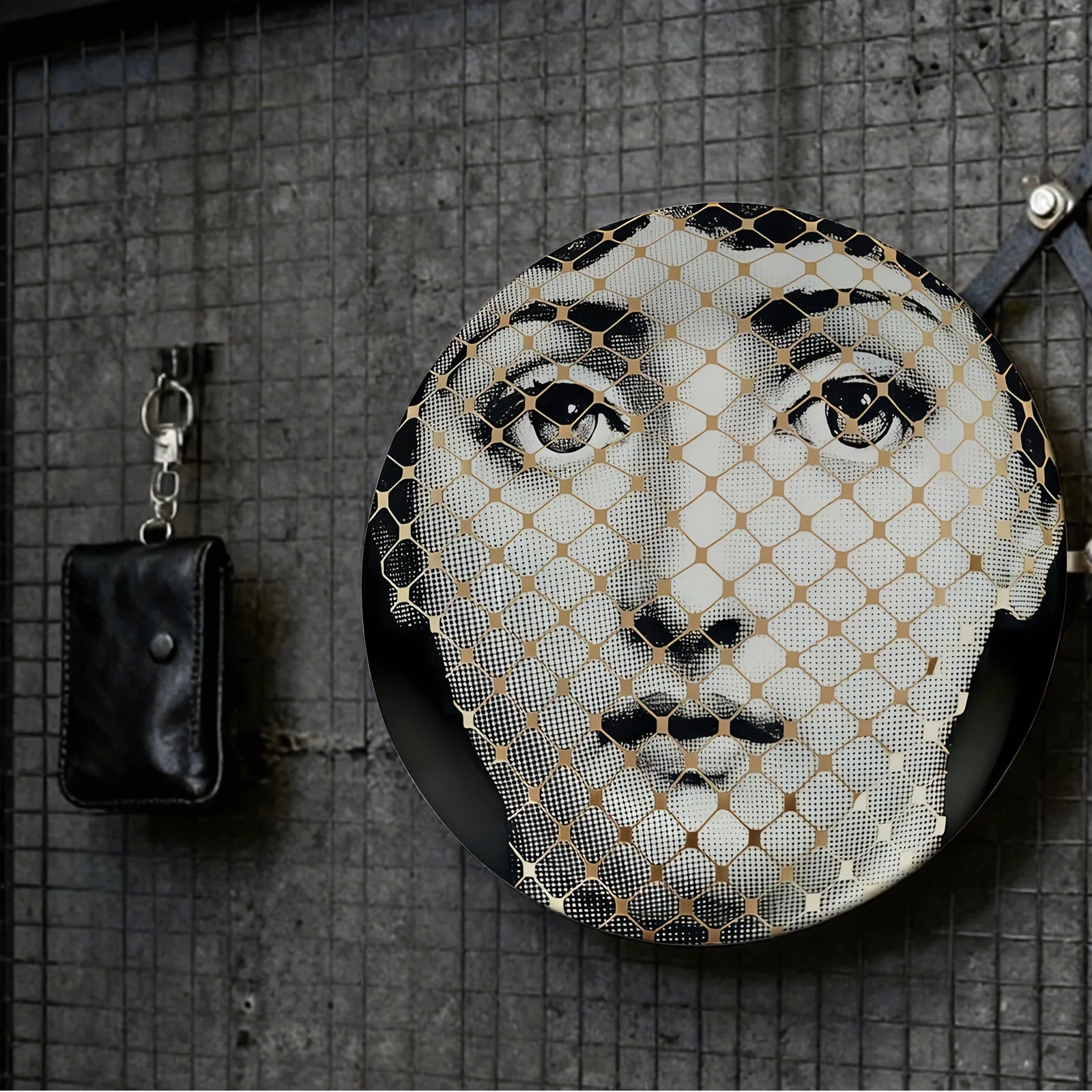 Assiette décorative dans une composition murale avec d'autres éléments décoratifs