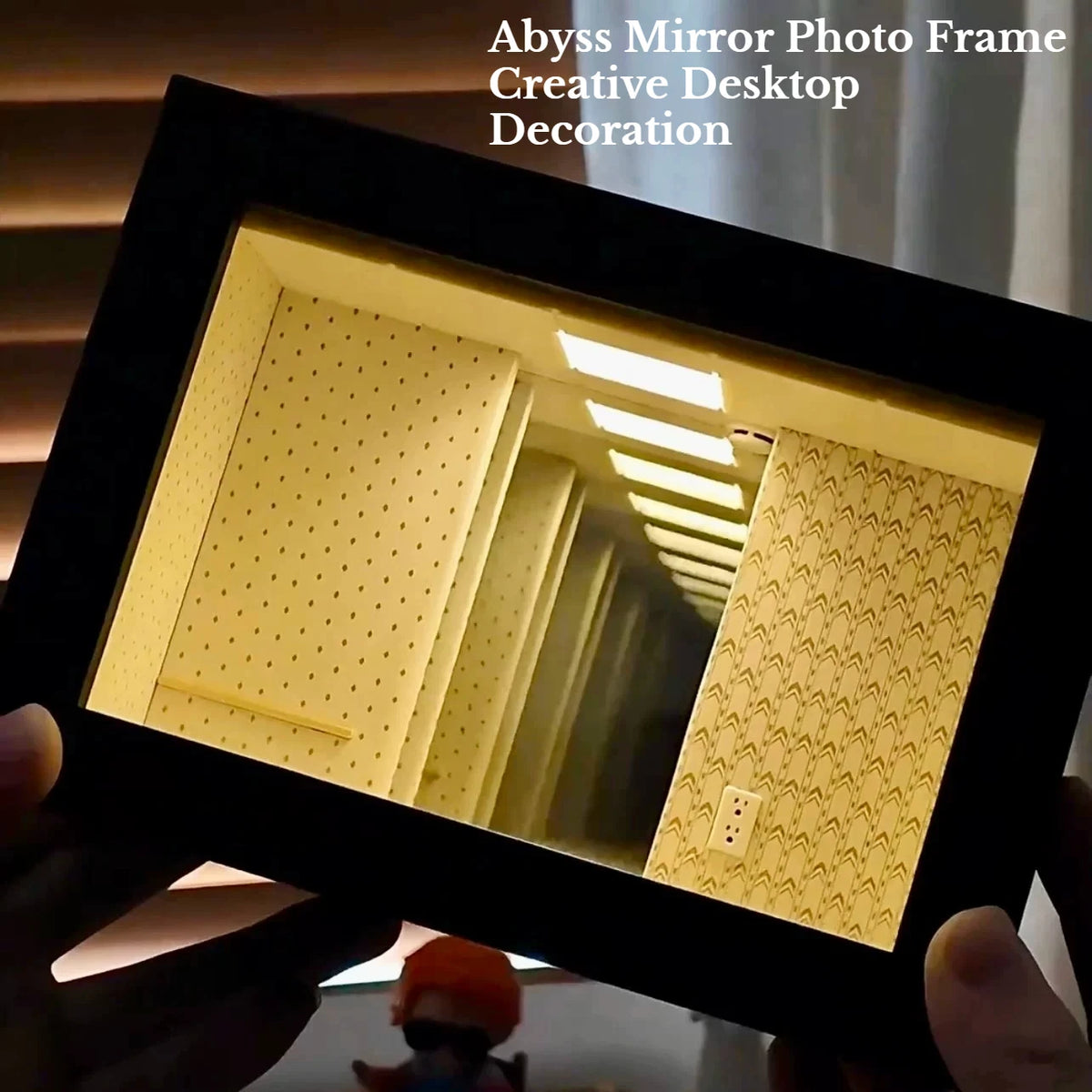 cadre photo miroir noir géométrique moderne prise électrique dorée