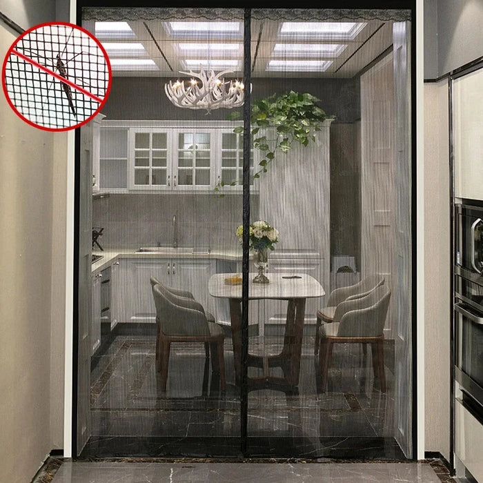 Rideaux en matériau naturel, couleur noir, suspendus au plafond de plâtre dans une cuisine au design intérieur moderne. Ils sont situés près d'une chaise en aluminium et d'un luminaire en verre, ajoutant une touche d'élégance et de luminosité à l'espace. Ces rideaux non seulement améliorent l'esthétique, mais contribuent également à moduler la lumière naturelle, rendant la cuisine plus accueillante.