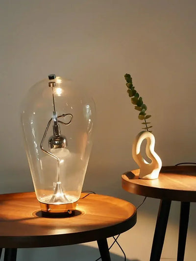 Lampe de chevet industrielle vintage en verre noir sur table de nuit