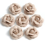 décoration intérieure artificielle roses soie détaillées blanc beige rose pâle noir opaques