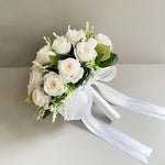 bouquet fleurs artificielles roses blanches vertes mariage blanc voile romantique classique
