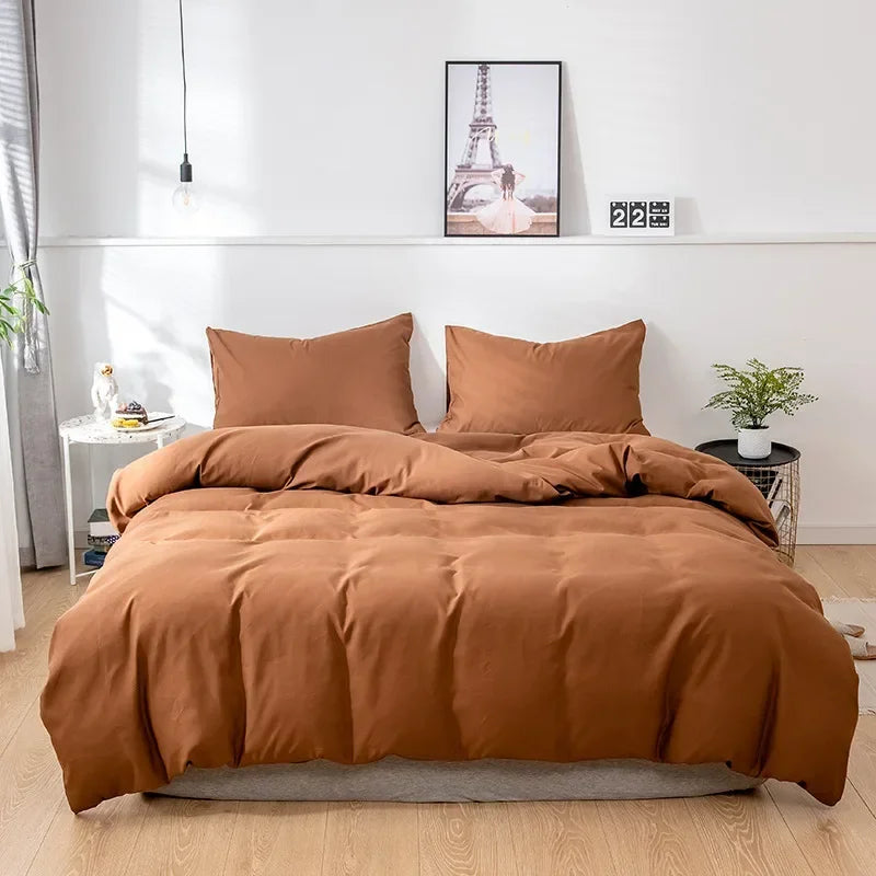 Housse de couette beige dans une chambre décorée
