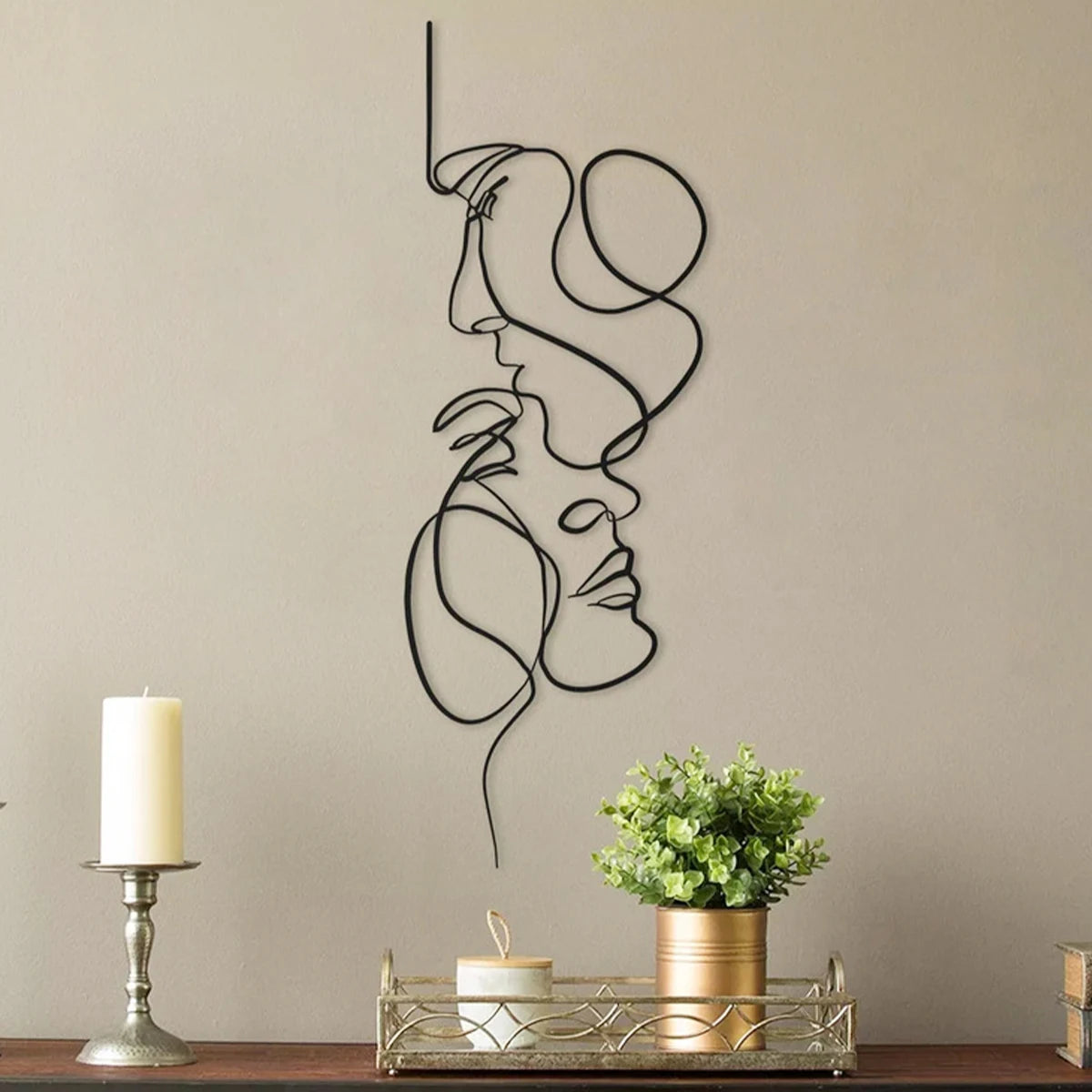 Sculpture murale minimaliste avec motif de baiser sur le front