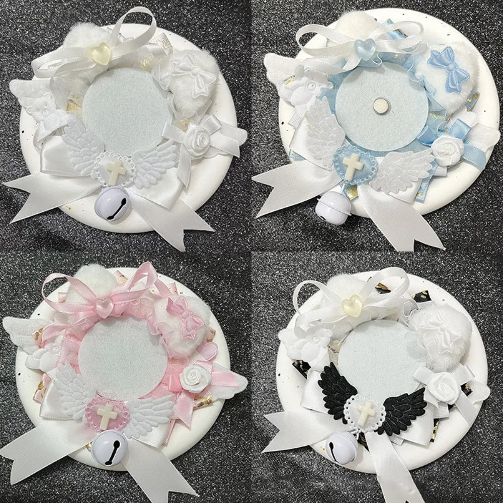 couronne baptême ailes rubans pompons croix dentelle blanche rose violet bleu jaune