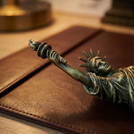 statue liberté miniature bronze relief décoration intérieure souvenir usa statuaire historique texture détaillée chambre