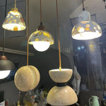 Suspension lumineuse moderne pierre texture granulée blanc marron beige gris câble suspendu chambre salon
