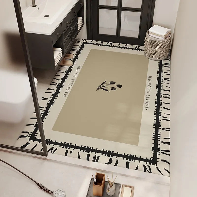 Tapis graphique blanc et noir avec un logo, aménagement élégant de salle de bain avec des accessoires.
