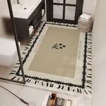 Tapis graphique blanc et noir avec un logo, aménagement élégant de salle de bain avec des accessoires.