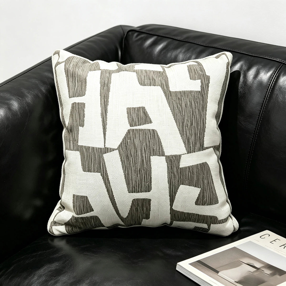housse coussin géométrique moderne polyester coton noir blanc orange beige minimaliste contemporain ornemental 45x45cm