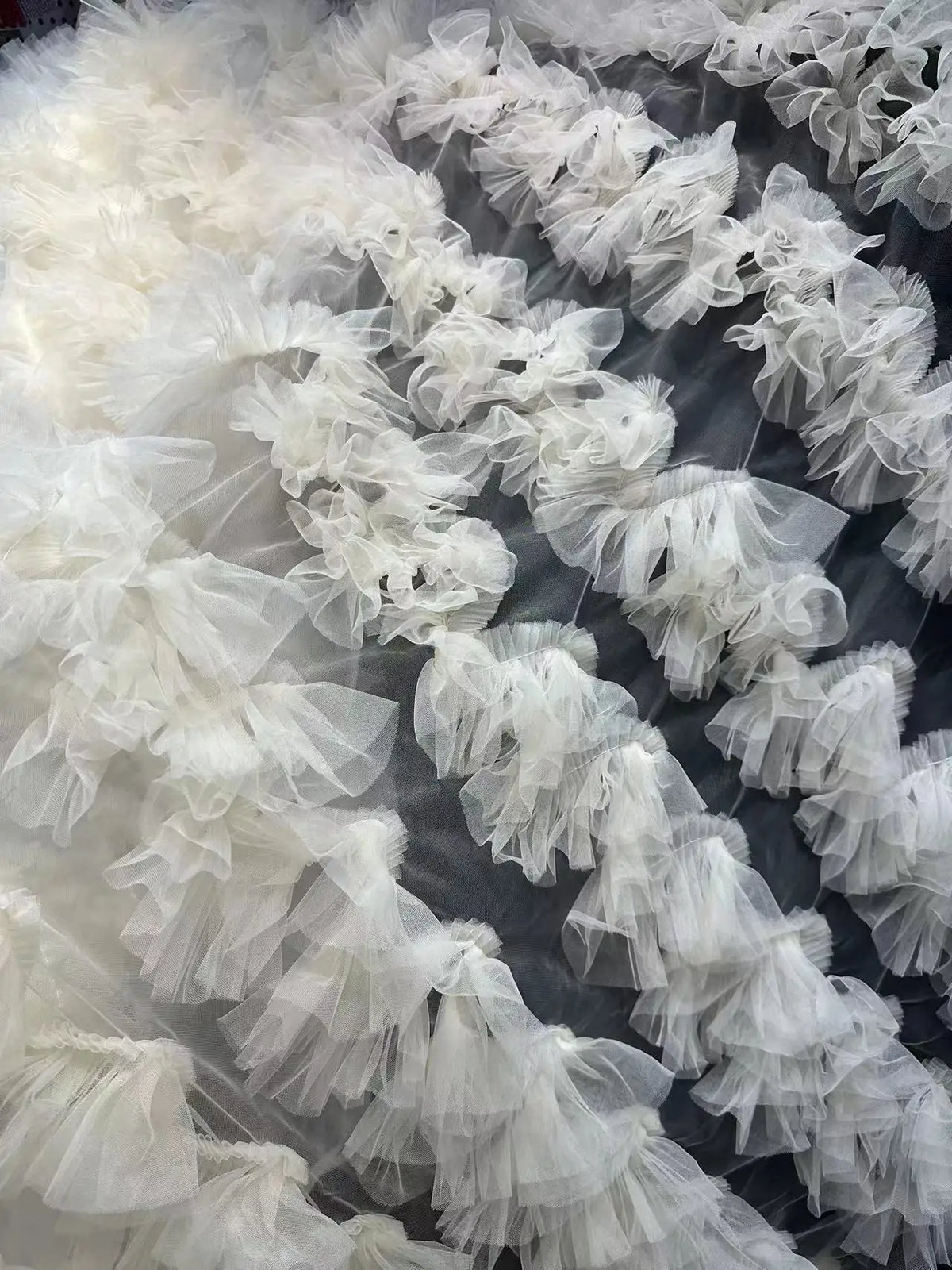 ruban tulle blanc noir rose bleu clair plissé texture ondulée opacité élégant décoration mariage