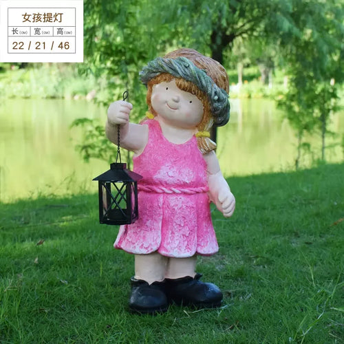 statues jardin garçon chapeau paille robe tissu chemise rayée short patio fleur verteextérieur
