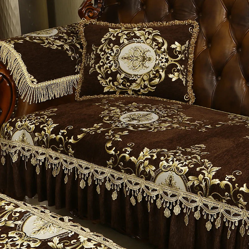Somptueux ensemble de literie en satin marron et or, avec des motifs floraux complexes et des franges scintillantes, créant une atmosphère de luxe et d'opulence dans la chambre.