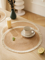tapis rond moderne franges blanches placemats tissés beige clair assiettes vaisselle