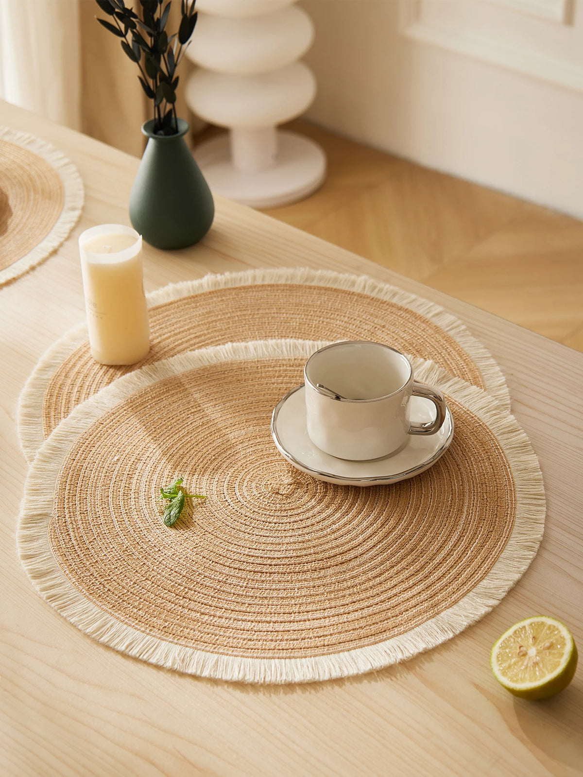 tapis rond moderne franges blanches placemats tissés beige clair assiettes vaisselle
