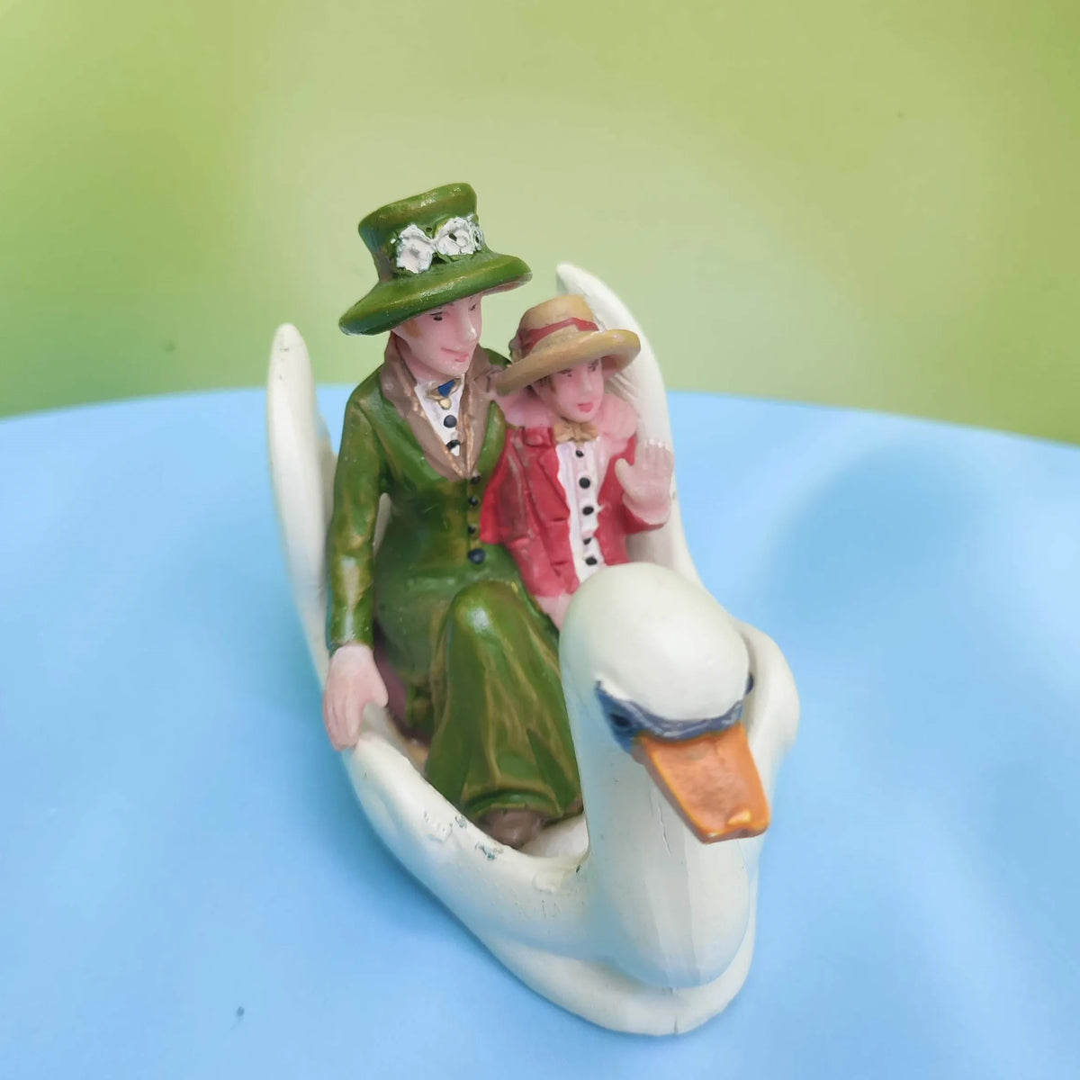 figurines miniatures vintage blanc rose vert bleu détails fins texture mat accessoires chapeaux canoës