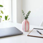 vase porcelaine rose blanc rayures horizontales moderne décoration intérieure arrangement floral maison