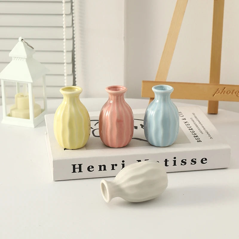 petit vase céramique moderne fleurs artificielles décoration intérieur couleur rose vert violet blanc