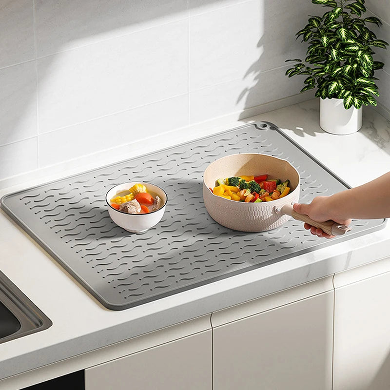 tapis cuisine silicone gris rayures ondulées moderne antidérapant assiettes cuillères verres bols