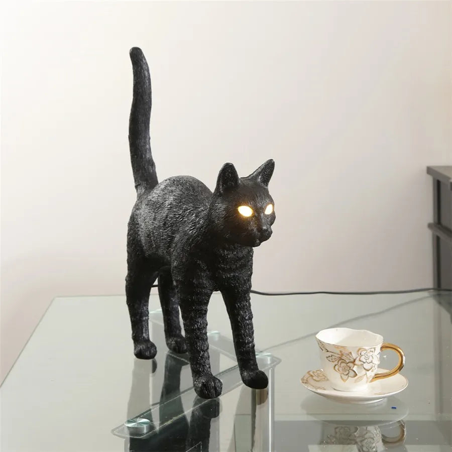 statue chat noir résine texture grumeleuse tasse soucoupe vase fleurs artificielles