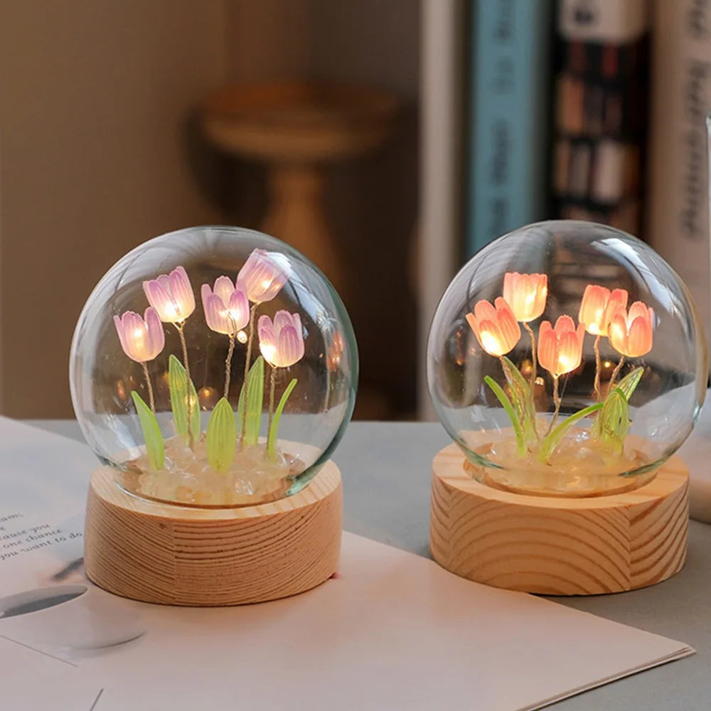 veilleuse boule verre tulipes artificielles feuilles vertes blanches base bois moderne transparente chambre décoration