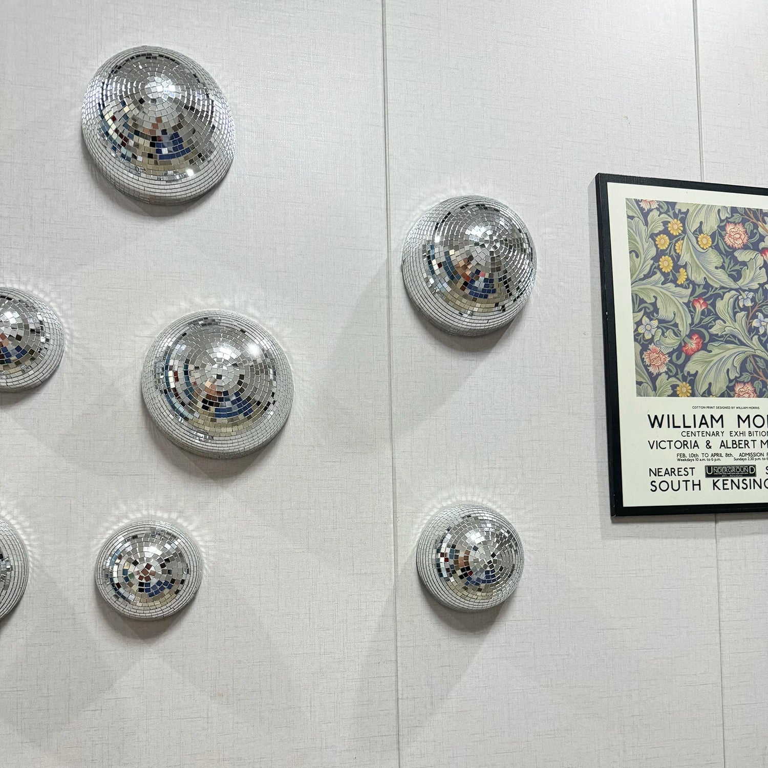 Reflets lumineux de la boule disco dans une pièce éclairée