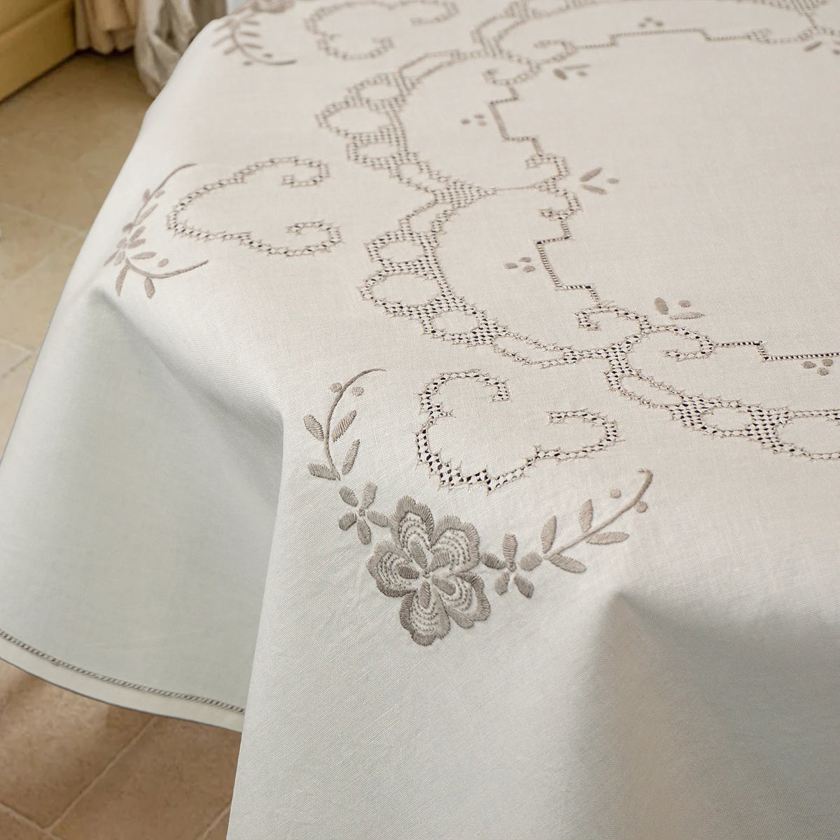 nappe lin brodée fleur vintage beige clair table manger réutilisable saison mariages thème printemps