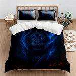 Une image promotionnelle représente un grand lion noir entouré d'éclairs bleus sur un lit avec des oreillers et une couverture assortis, le tout dans une chambre avec des accents en bois clair.