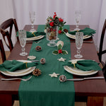 Chemin de table de Noël vert sapin sur une table décorée pour le réveillon