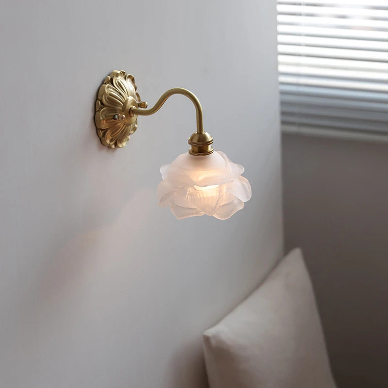 Installation d'applique murale LED dans une chambre à coucher