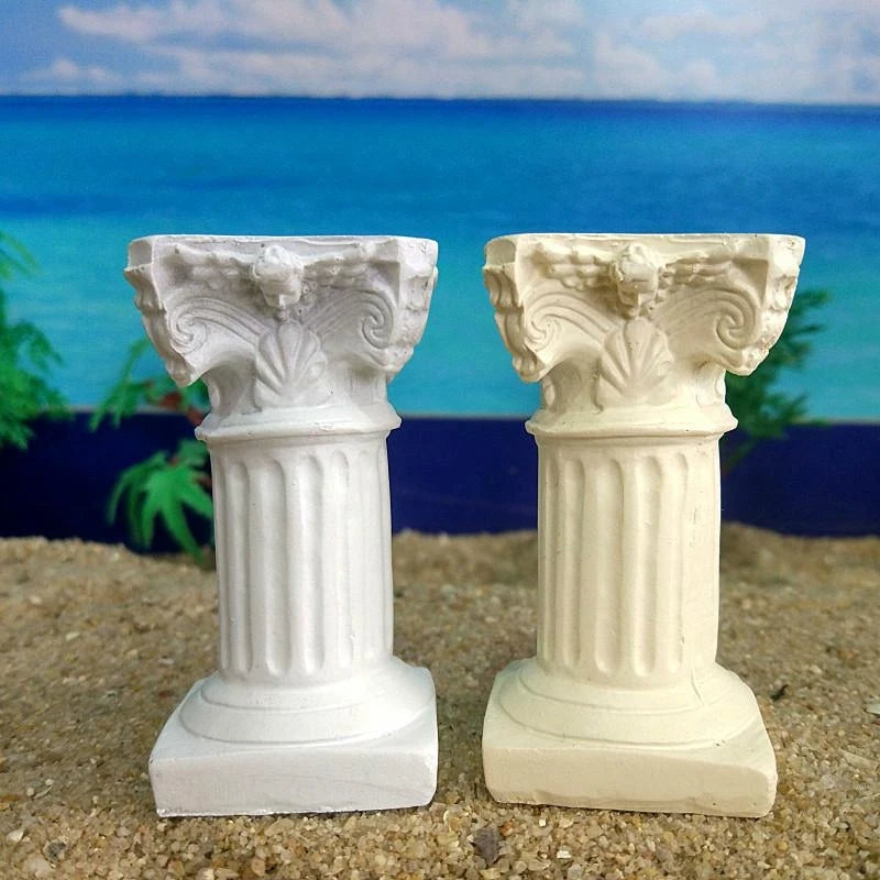colonnes miniatures ruines antiques blanc crème sculptures architecturales rainures décoratives plage sable