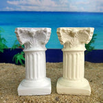 colonnes miniatures ruines antiques blanc crème sculptures architecturales rainures décoratives plage sable
