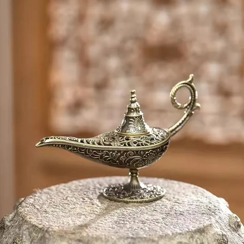 lampe huile métal bronze doré motifs floraux géométriques artisanat vintage intérieur sophistiqué