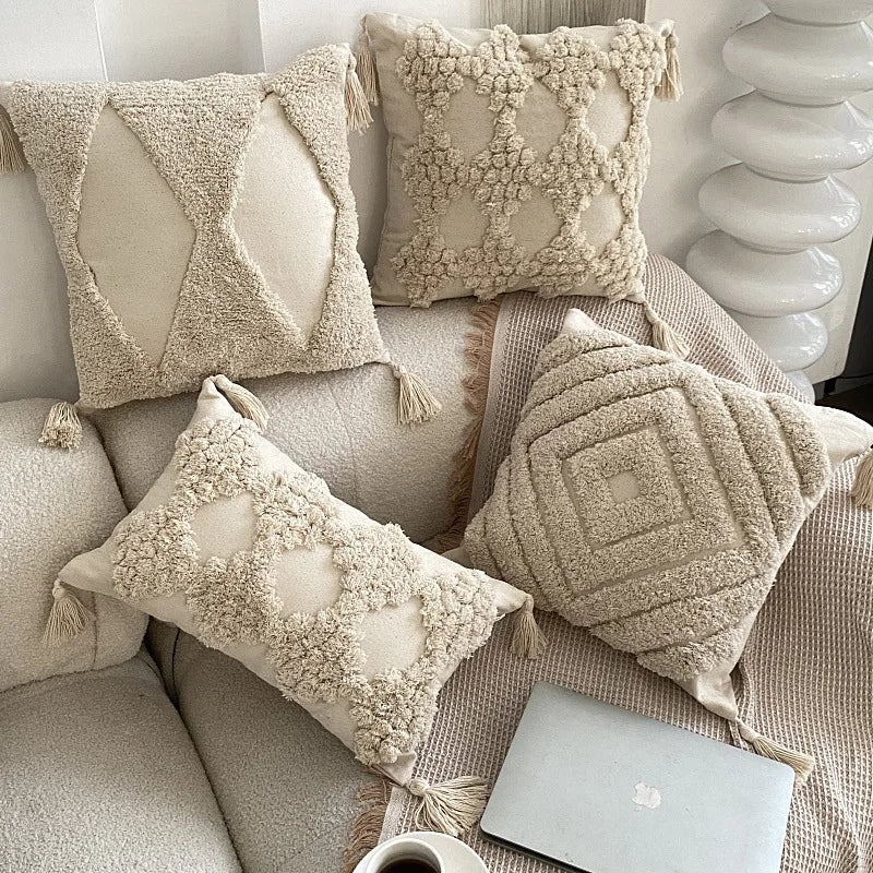 coussin décoratif bohème beige motif géométrique texture bouclée pompon canapé salon