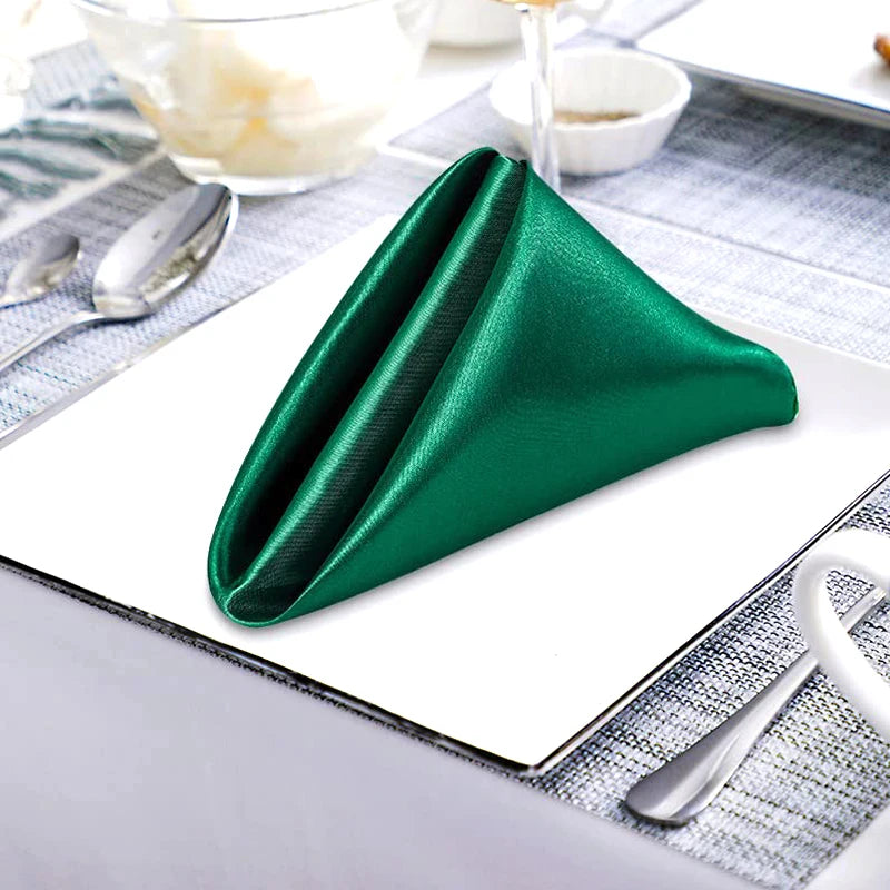 Une serviette de table verte élégante sur une table de salle à manger.