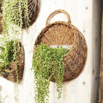 panier suspendu tressé rotin marron clair brun foncé gris rustique naturel crochets