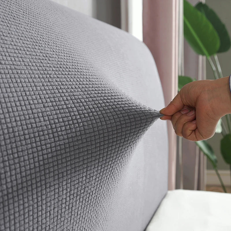 Housse de tête de lit bordeaux dans une chambre décorée avec des coussins