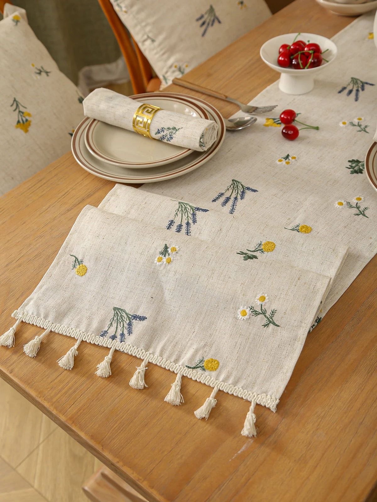 nappe table brodée motifs floraux rustique bohème couleurs chaudes herbes fleurs tissu texturé