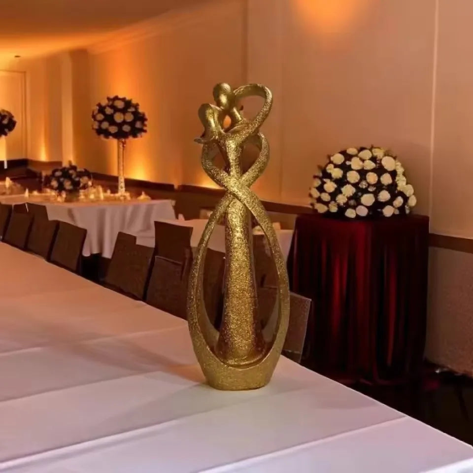 sculpture couple enlacé résine beige or moderne décoration intérieure nordique abstraite minimaliste table salon