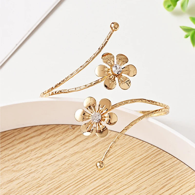 anneaux fenêtre or argent fleurs stylisées modernes élégants anneaux métalliques fixations brillantes contemporain
