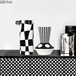 vase céramique noir blanc moderne rayures checkerboard décoration table arrangement fleurs