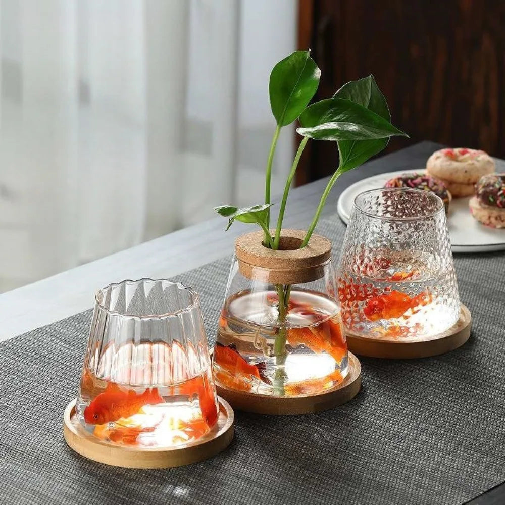 vase verre transparent moderne décoration table élégante poissons rouges fleurs artificielles plantes vertes