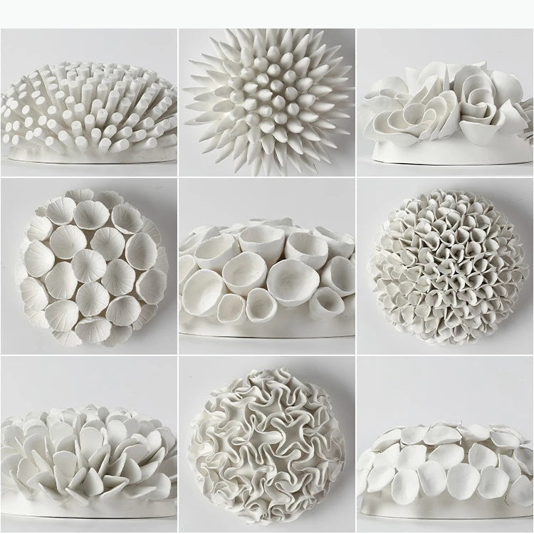 décoration murale circulaire céramique motifs floraux contemporains ornement maison blanc cassé rouille