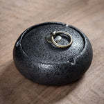 cendrier moderne élégant texture granulée motifs floraux noir bleu vert anneau métallique anti insectes