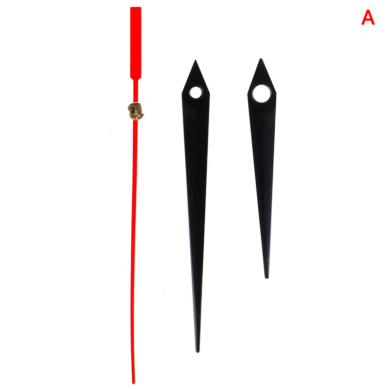 mouvement mécanique horloge aiguilles pointues cadres noirs pièces internes classiques dorés rouges verts fixations
