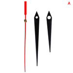 mouvement mécanique horloge aiguilles pointues cadres noirs pièces internes classiques dorés rouges verts fixations