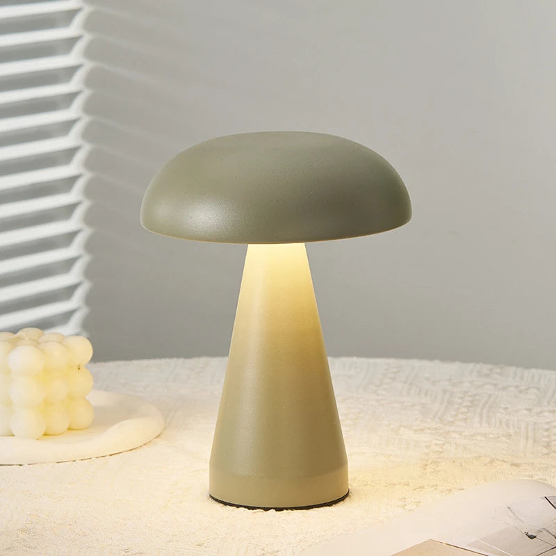 Détail de la lampe champignon doré avec abat-jour rouge