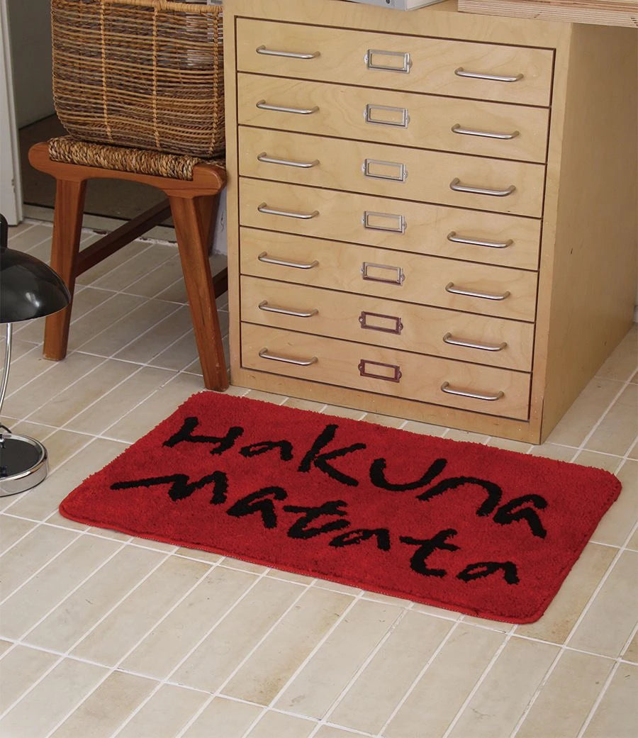 tapis antidérapant polyester lettres hakuna matata bleu clair beige rouge chambre bain imperméable résistantintérieur