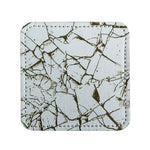 Motif de marbre pâle craquelé avec des veines dorées et des fissures irrégulières, créant un design élégant et sophistiqué.